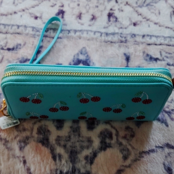 Claire's Blue Wallet Stylish and Compact - Picture 5 of 5